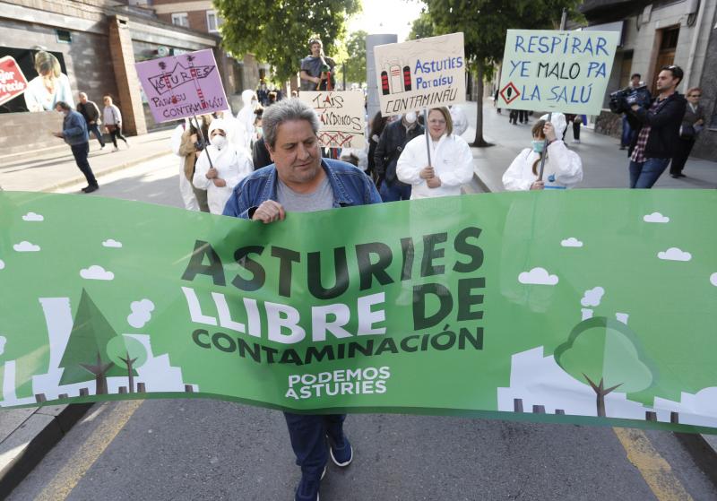 Un centenar de militantes y simpatizantes de Podemos-Equo han protagonizado un pasacalles contra la contaminación en la zona oeste de Gijón. Los participantes, ataviados con trajes de aislamiento y mascarillas, han llamado la atención de los viandantes con una puesta en escena teatral y portando una gran chimenea que no paraba de humear. Yolanda Huergo, Daniel Ripa y Lorena Gil estuvieron entre los participantes en esta 'performance'. 