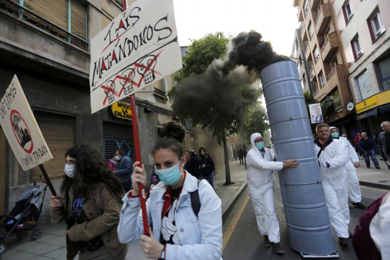 Un centenar de militantes y simpatizantes de Podemos-Equo han protagonizado un pasacalles contra la contaminación en la zona oeste de Gijón. Los participantes, ataviados con trajes de aislamiento y mascarillas, han llamado la atención de los viandantes con una puesta en escena teatral y portando una gran chimenea que no paraba de humear. Yolanda Huergo, Daniel Ripa y Lorena Gil estuvieron entre los participantes en esta 'performance'. 