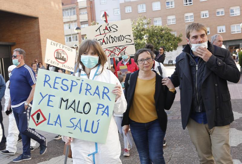 Un centenar de militantes y simpatizantes de Podemos-Equo han protagonizado un pasacalles contra la contaminación en la zona oeste de Gijón. Los participantes, ataviados con trajes de aislamiento y mascarillas, han llamado la atención de los viandantes con una puesta en escena teatral y portando una gran chimenea que no paraba de humear. Yolanda Huergo, Daniel Ripa y Lorena Gil estuvieron entre los participantes en esta 'performance'. 