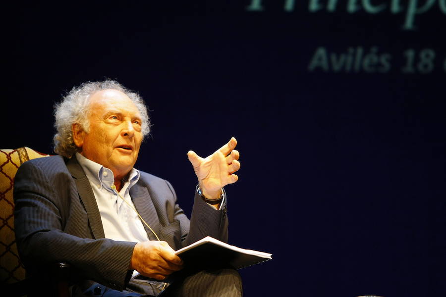 El escritor y periodista formó parte del jurado de los premios durante muchos años. Un compromiso que le vinculó estrechamente con la región a la que acudía con frecuencia. 