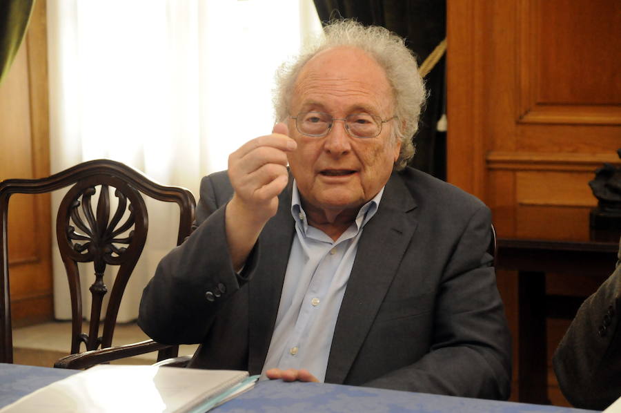 El escritor y periodista formó parte del jurado de los premios durante muchos años. Un compromiso que le vinculó estrechamente con la región a la que acudía con frecuencia. 