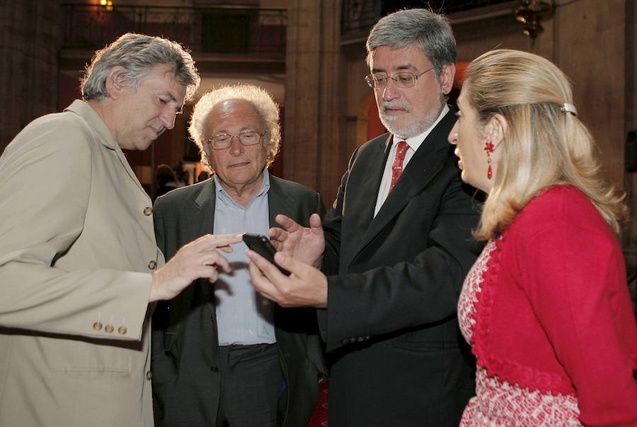 El escritor y periodista formó parte del jurado de los premios durante muchos años. Un compromiso que le vinculó estrechamente con la región a la que acudía con frecuencia. 