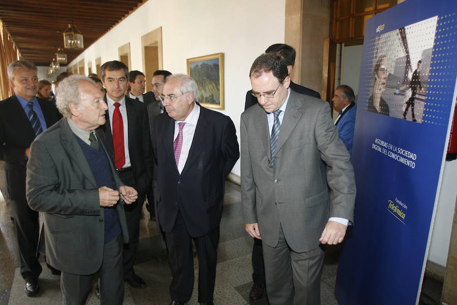 El escritor y periodista formó parte del jurado de los premios durante muchos años. Un compromiso que le vinculó estrechamente con la región a la que acudía con frecuencia. 