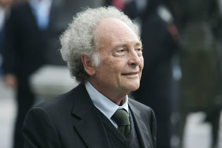 El escritor y periodista formó parte del jurado de los premios durante muchos años. Un compromiso que le vinculó estrechamente con la región a la que acudía con frecuencia. 