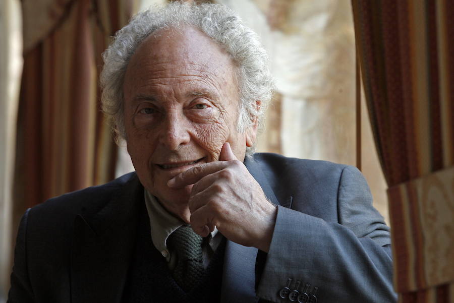 El escritor y periodista formó parte del jurado de los premios durante muchos años. Un compromiso que le vinculó estrechamente con la región a la que acudía con frecuencia. 