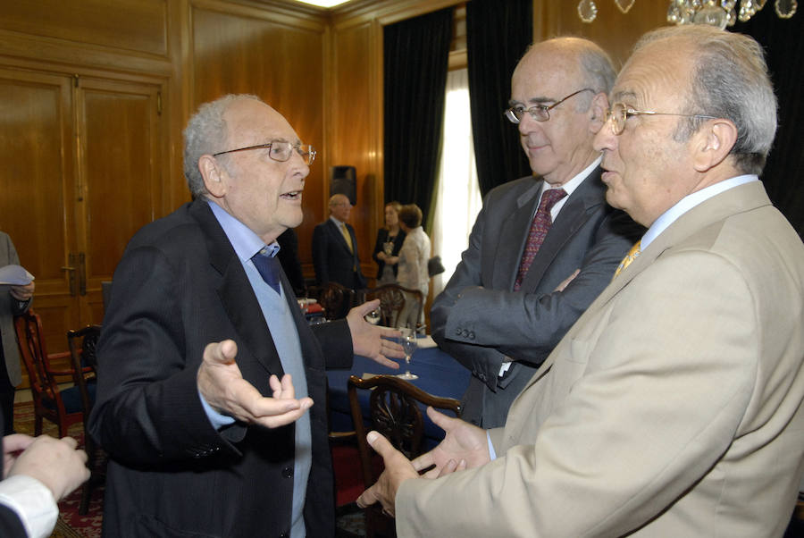 El escritor y periodista formó parte del jurado de los premios durante muchos años. Un compromiso que le vinculó estrechamente con la región a la que acudía con frecuencia. 