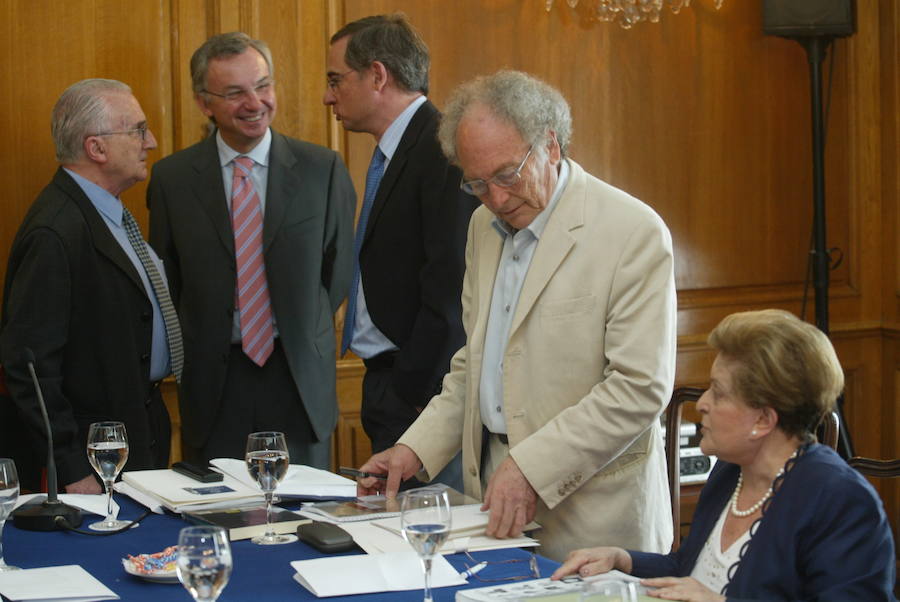 El escritor y periodista formó parte del jurado de los premios durante muchos años. Un compromiso que le vinculó estrechamente con la región a la que acudía con frecuencia. 