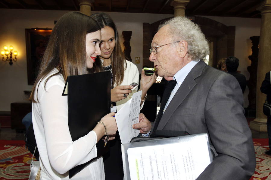 El escritor y periodista formó parte del jurado de los premios durante muchos años. Un compromiso que le vinculó estrechamente con la región a la que acudía con frecuencia. 