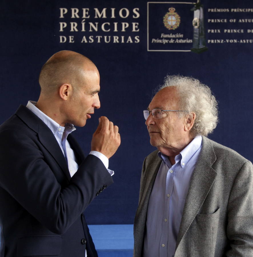 El escritor y periodista formó parte del jurado de los premios durante muchos años. Un compromiso que le vinculó estrechamente con la región a la que acudía con frecuencia. 