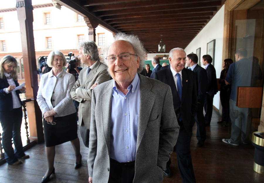 El escritor y periodista formó parte del jurado de los premios durante muchos años. Un compromiso que le vinculó estrechamente con la región a la que acudía con frecuencia. 