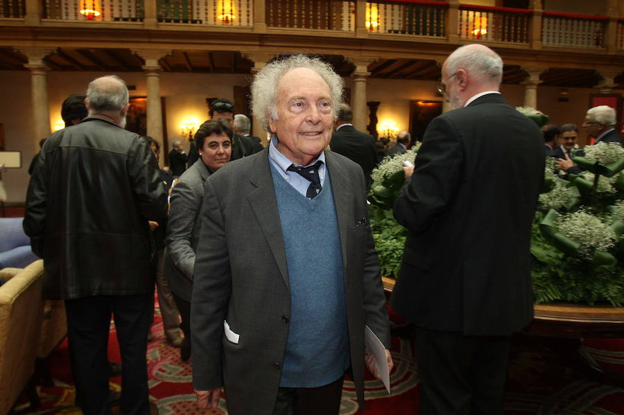 El escritor y periodista formó parte del jurado de los premios durante muchos años. Un compromiso que le vinculó estrechamente con la región a la que acudía con frecuencia. 