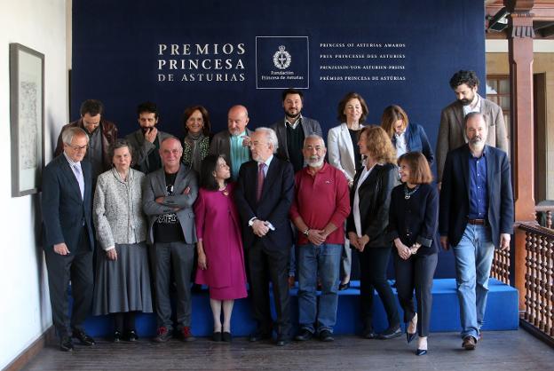 Abajo, Fernando Rodríguez Lafuente, Rosa Navarro, Xuan Bello, Carmen Millán, Santiago Muñoz Machado, Leonardo Padura, Lola Larumbe, Diana Sorensen y Juan Villoro. Arriba, Jordi Gracia, Pablo Remón, Ana Santos, Xosé Ballesteros, Antonio Lucas, Blanca Berasátegui, Laura Revuelta e Iker Seisdedos. 