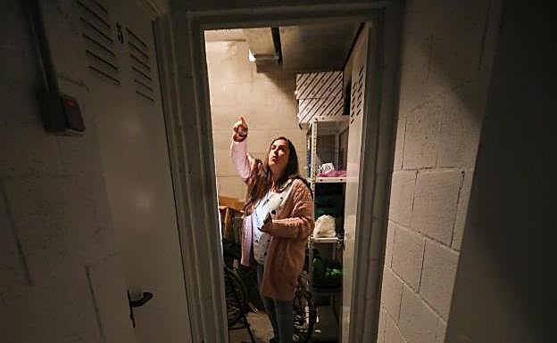 María Vázquez entra en su trastero, con el suelo encharcado. 