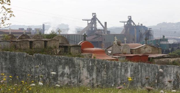 Los dos hornos altos de la planta gijonesa de Arcelor, vistos desde la parroquia de Monteana. 