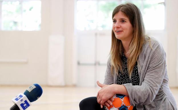 Maite Zugarrondo, durante la rueda de prensa en la que ha anunciado que deja el balonmano profesional.