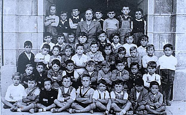 Colegio. Wenceslao López –tercera fila, segundo por la derecha–, cuando aún era Paquito el de El Rancho.