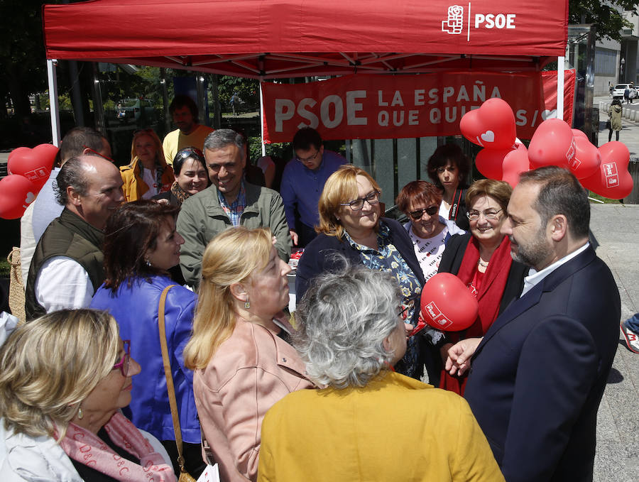 El ministro de Fomento, José Luis Ábalos, visita Gijón, acompañado de la vicesecretaria general del PSOE, Adriana Lastra y el candidato socialista a la Presidencia del Principado, Adrián Barbón. 