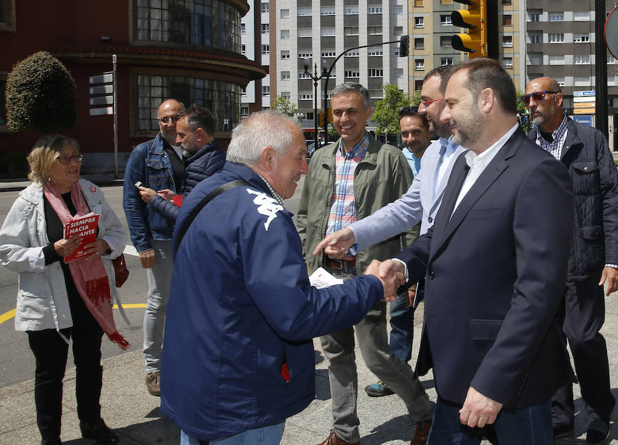 El ministro de Fomento, José Luis Ábalos, visita Gijón, acompañado de la vicesecretaria general del PSOE, Adriana Lastra y el candidato socialista a la Presidencia del Principado, Adrián Barbón. 