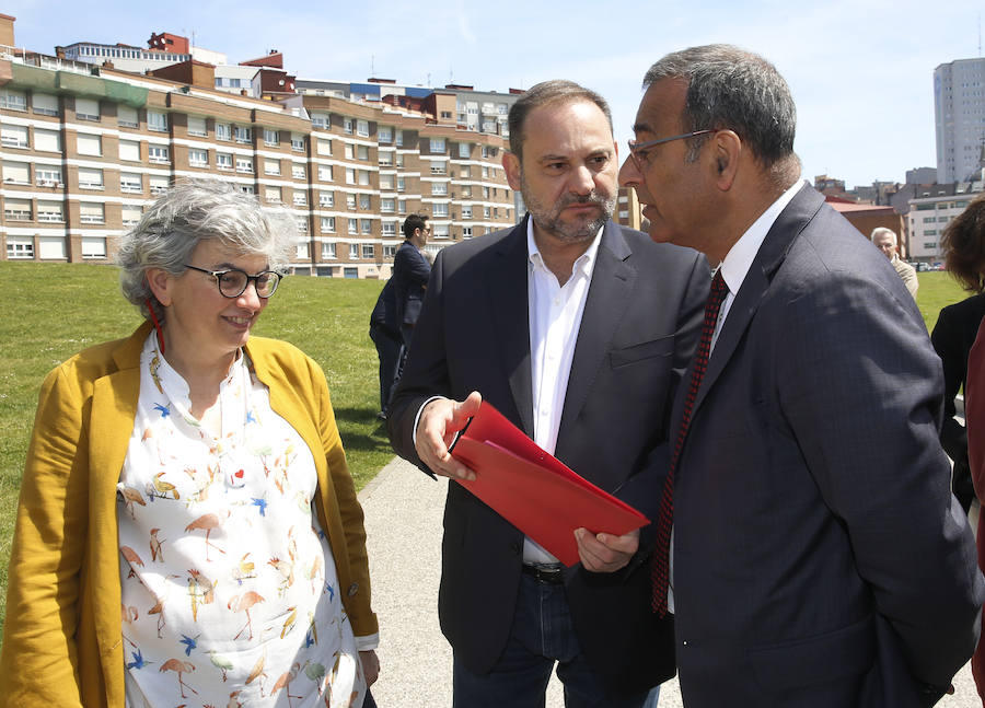 El ministro de Fomento, José Luis Ábalos, visita Gijón, acompañado de la vicesecretaria general del PSOE, Adriana Lastra y el candidato socialista a la Presidencia del Principado, Adrián Barbón. 