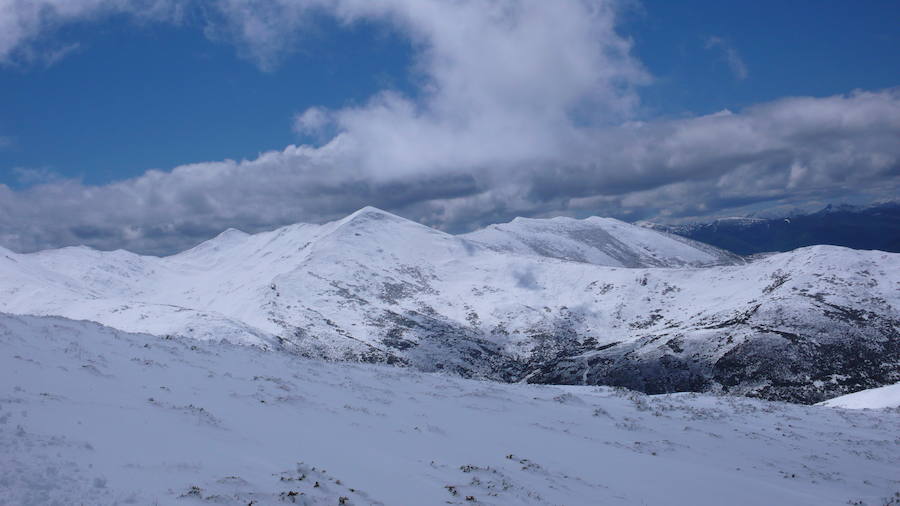 Las nevadas caídas estos días atrás en las zonas más altas de Asturias, han permitido realizar incluso travesías de nieve, como la ruta que lleva a El Cabril.