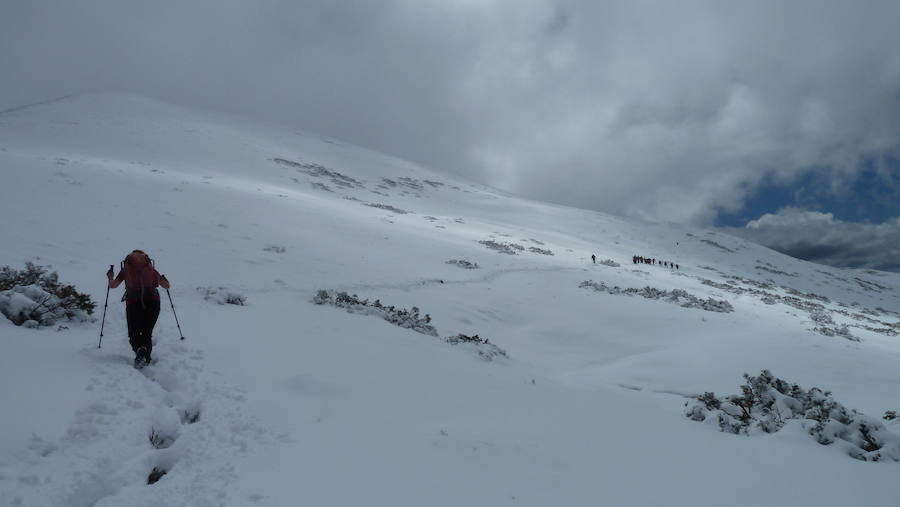 Las nevadas caídas estos días atrás en las zonas más altas de Asturias, han permitido realizar incluso travesías de nieve, como la ruta que lleva a El Cabril.