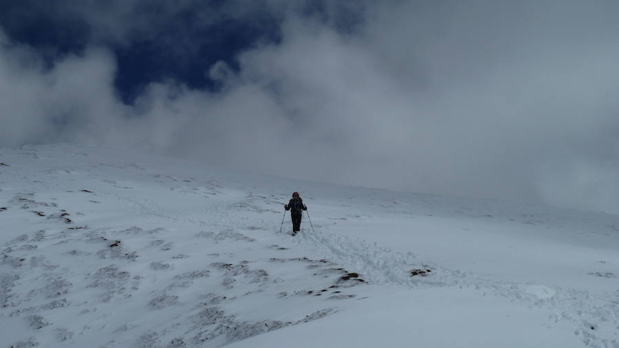 Las nevadas caídas estos días atrás en las zonas más altas de Asturias, han permitido realizar incluso travesías de nieve, como la ruta que lleva a El Cabril.