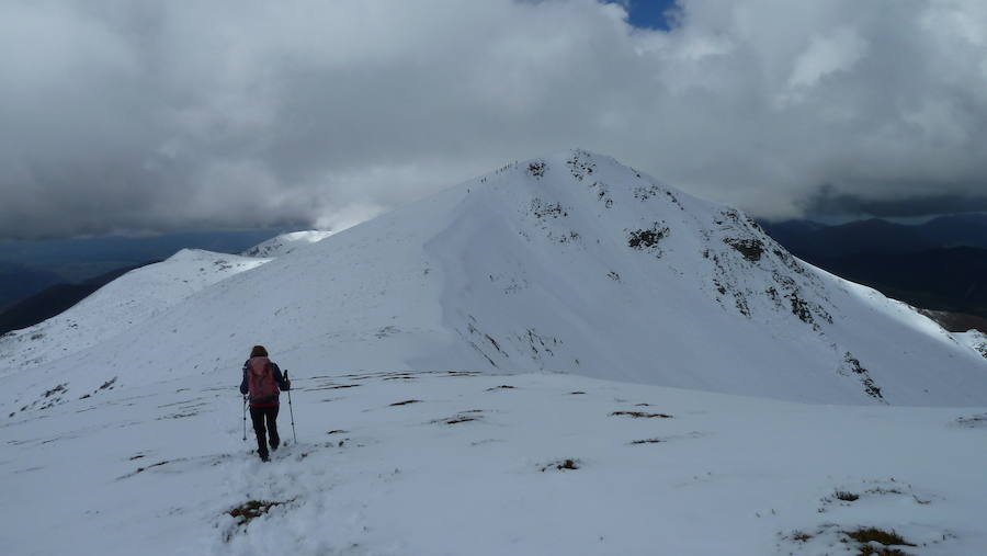 Las nevadas caídas estos días atrás en las zonas más altas de Asturias, han permitido realizar incluso travesías de nieve, como la ruta que lleva a El Cabril.
