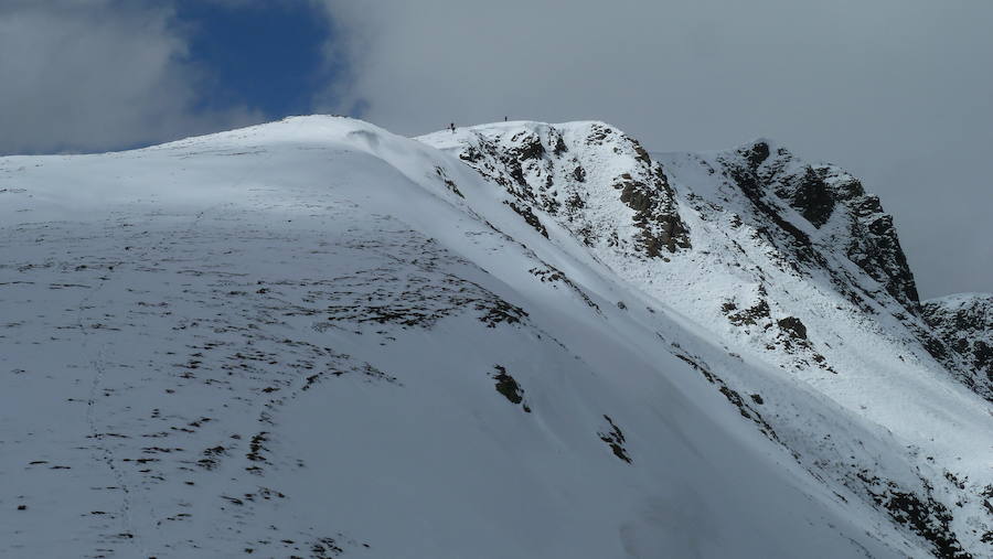 Las nevadas caídas estos días atrás en las zonas más altas de Asturias, han permitido realizar incluso travesías de nieve, como la ruta que lleva a El Cabril.