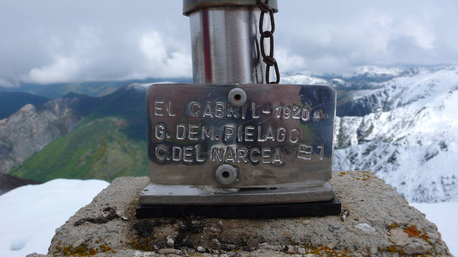 Las nevadas caídas estos días atrás en las zonas más altas de Asturias, han permitido realizar incluso travesías de nieve, como la ruta que lleva a El Cabril.