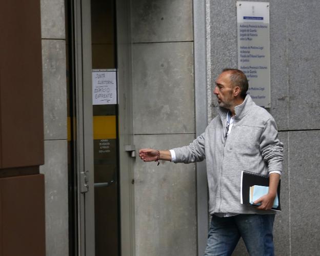 Natalio Grueso, entrando ayer en el sede de la Audiencia Provincial. 