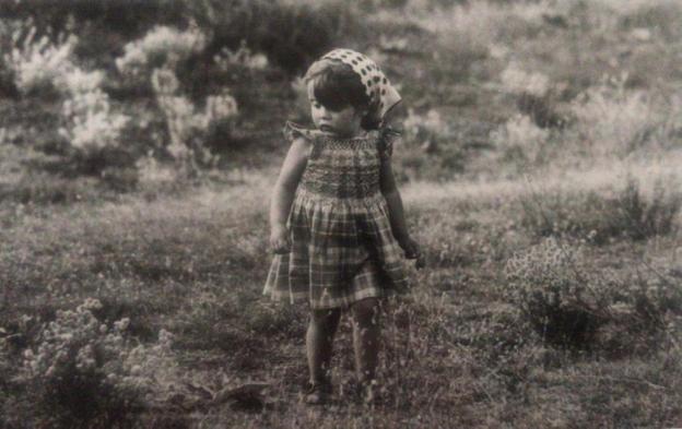 Infancia. Los primeros años de la candidata, con vestido y pañuelo, antes de ir al colegio Gesta.