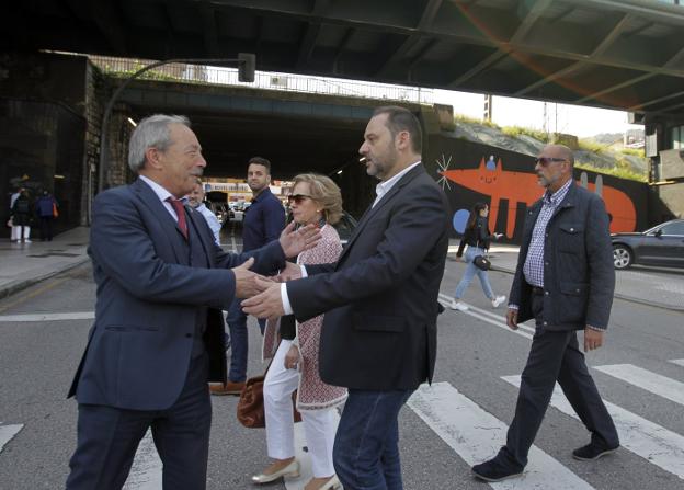 Ábalos saluda a Wenceslao López en Oviedo. 