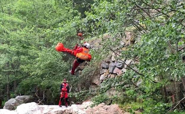 «Mi marido no se subió a la valla: se apoyó y la barandilla cedió», asegura la esposa del accidentado en la Senda del Oso