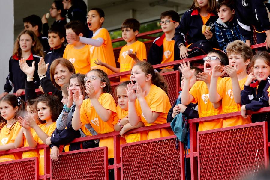 Los alumnos del colegio de San Vicente de Paul y sus familiares han participado esta mañana en la una carrera solidaria en Las Mestas. Los fondos recaudados se destinarán a comprar un desfibrilador para el colegio. La carrera ha sido el broche final de las Jornadas del Deporte, que celebra el colegio cada año. 