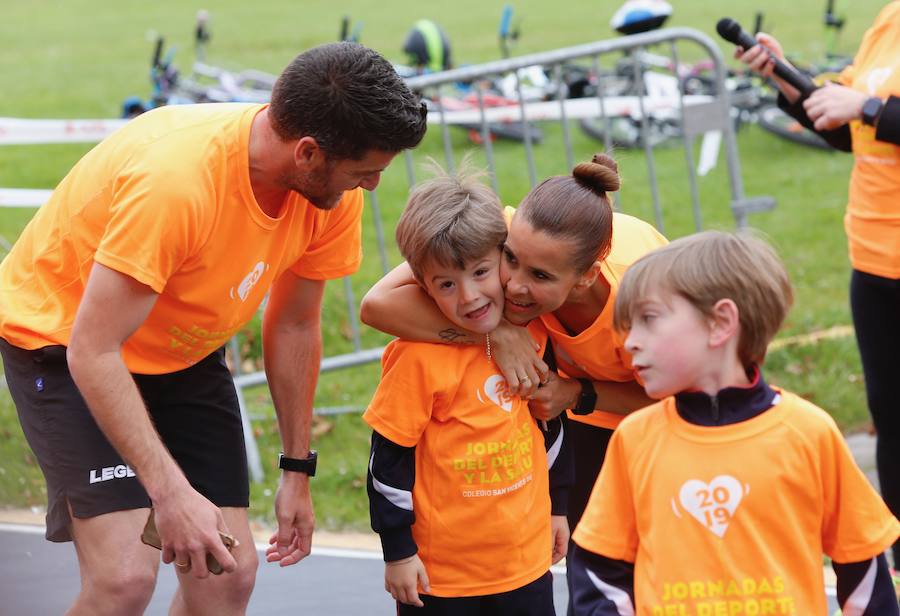 Los alumnos del colegio de San Vicente de Paul y sus familiares han participado esta mañana en la una carrera solidaria en Las Mestas. Los fondos recaudados se destinarán a comprar un desfibrilador para el colegio. La carrera ha sido el broche final de las Jornadas del Deporte, que celebra el colegio cada año. 