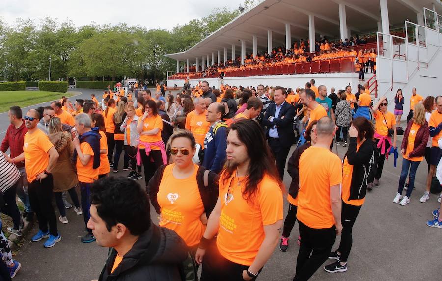 Los alumnos del colegio de San Vicente de Paul y sus familiares han participado esta mañana en la una carrera solidaria en Las Mestas. Los fondos recaudados se destinarán a comprar un desfibrilador para el colegio. La carrera ha sido el broche final de las Jornadas del Deporte, que celebra el colegio cada año. 