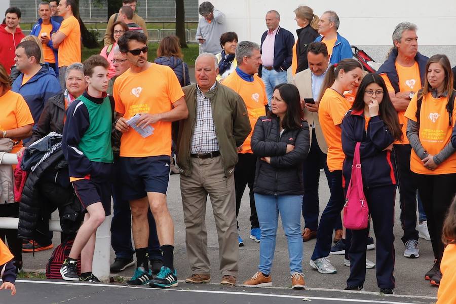 Los alumnos del colegio de San Vicente de Paul y sus familiares han participado esta mañana en la una carrera solidaria en Las Mestas. Los fondos recaudados se destinarán a comprar un desfibrilador para el colegio. La carrera ha sido el broche final de las Jornadas del Deporte, que celebra el colegio cada año. 