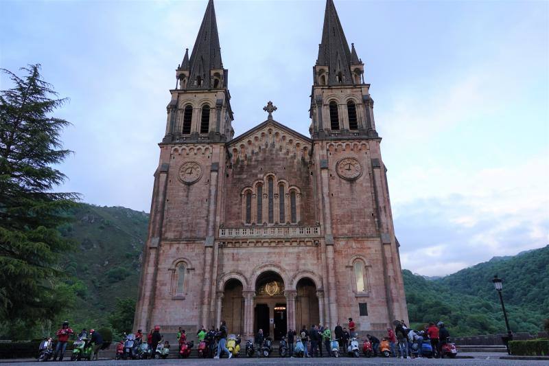 Más de 120 vespas y lambrettas iniciaron la ascensión en grupo hasta el Santuario de Covadonga para visitar a la Santina.