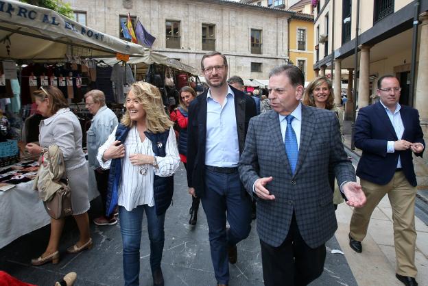 Teresa Mallada, Javier Maroto, Alfredo Canteli y Mario Arias recorren el mercado de El Fontán, en Oviedo. 