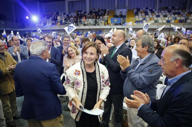 Carmen Moriyón, rodeada de Álvaro Muñiz, Francisco Álvarez-Cascos y Pedro Leal, entre otros, a su entrada al pabellón de La Tejerona. 