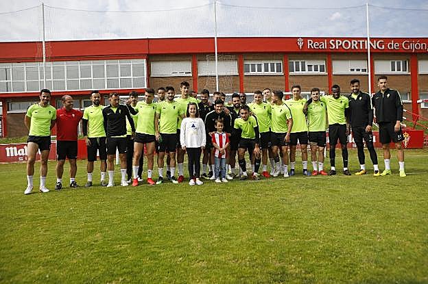 Los pequeños Mario y Lola, en el centro, con la plantilla del Sporting en Mareo. 