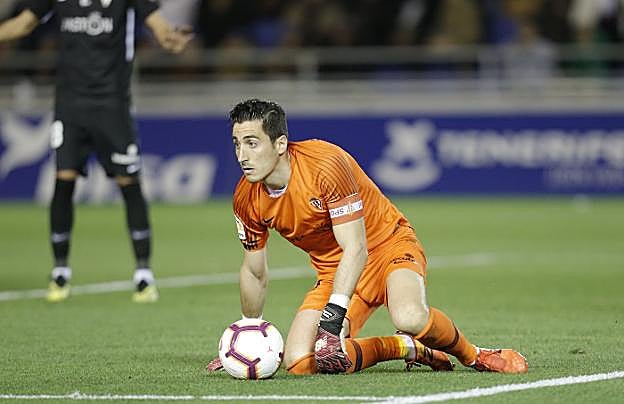 Diego Mariño se hace con un balón suelto durante un partido. 