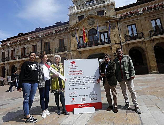 Masa, con otros miembros de IU, ayer. :: P. LORENZANA