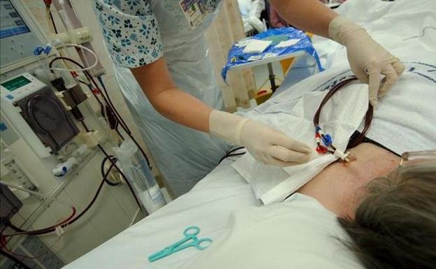 Un paciente de diálisis renal durante un tratamiento. 