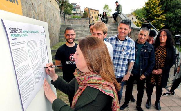 Lorena Gil firma en la localidad langreana de Tuilla del código ético de Podemos.