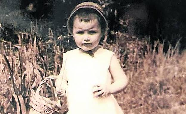 Mariví Monteserín en una pomarada en el Camino a Santa Barbara de Llaranes donde jugaba.