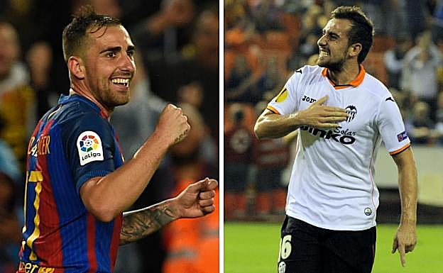 Paco Alcácer, con las camisetas del Barça y del Valencia.