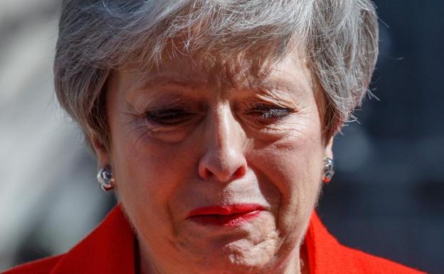 Theresa May llora su dimisión como primera ministra, frente a Downing Street.