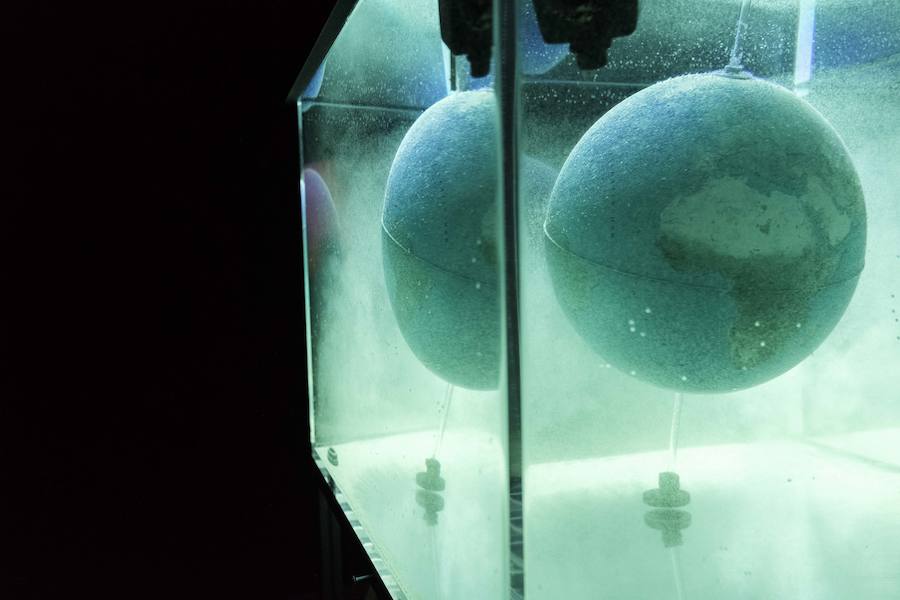 Colectivo HeHe, formado por Helen Evans y Heiko Hansen 'Domestic Catastrophe'.