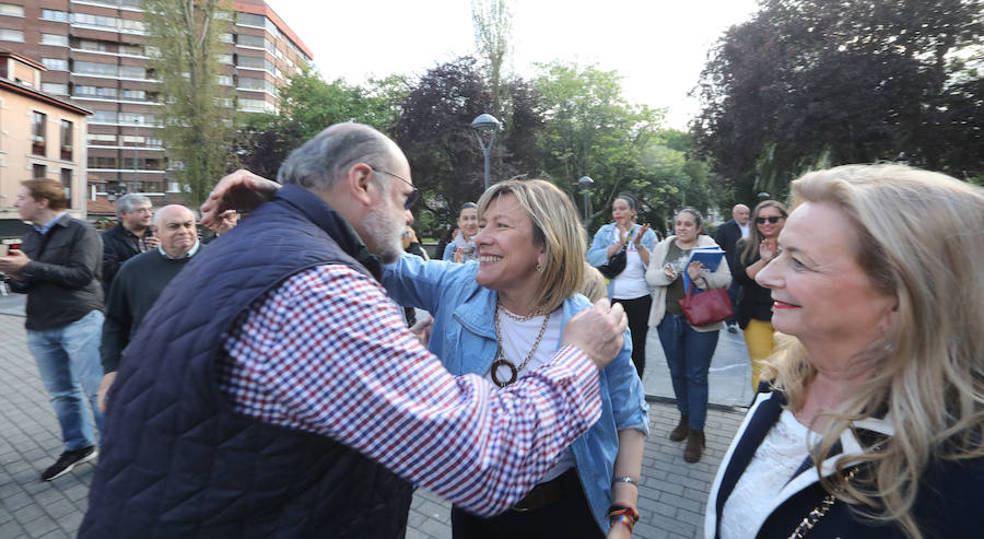 La candida del PP, Esther Llamazares, en el acto de fin de campaña.